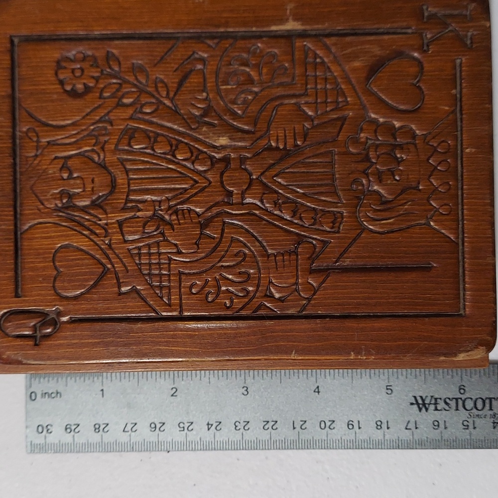 King And Queen Of Hearts Wooden Playing Cards Box - Picture 5 of 7